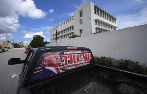 Brothers testify about box left with them by man accused of trying to assassinate Trump